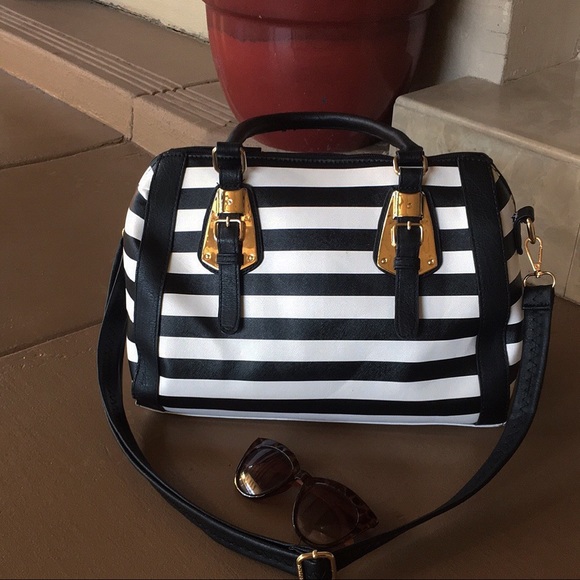 ‼️SOLD‼️NWOT/B&W STRIPED GOLDFISH TOTE - Picture 5 of 7